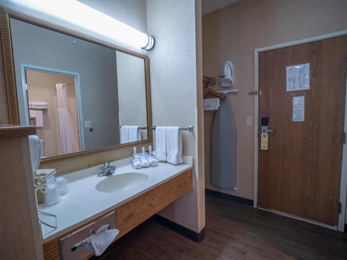 Miles City Hotel Bagian luar foto